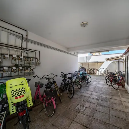 Guesthost - Lovely In *