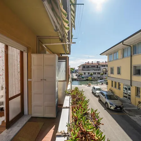 Guesthost - Lovely In *