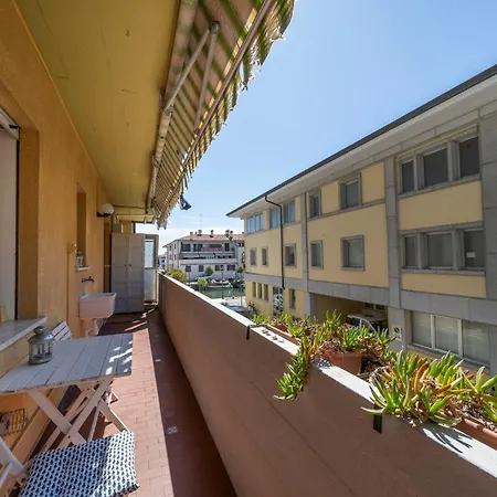 Guesthost - Lovely In Apartment