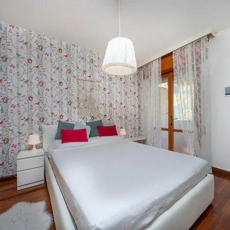 Guesthost - Lovely In