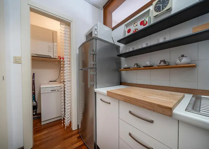 Guesthost - Lovely In