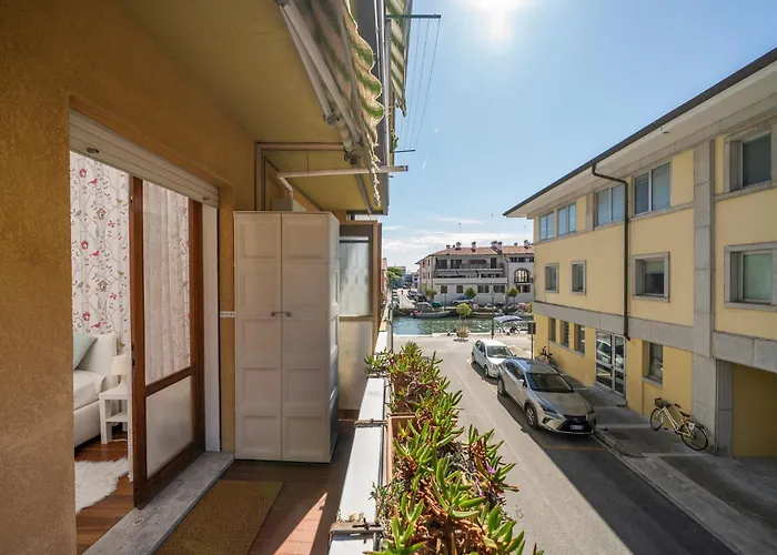 Guesthost - Lovely In *