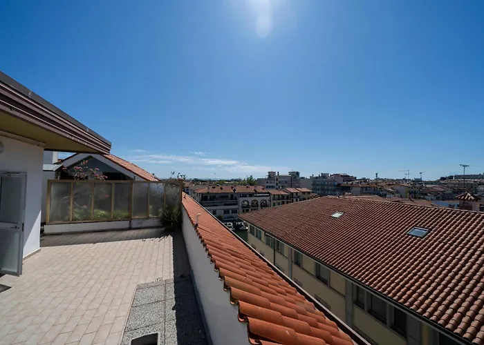 Guesthost - Lovely In