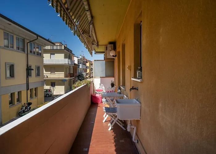 Guesthost - Lovely In *