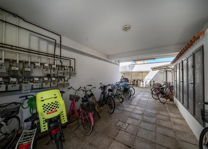 Guesthost - Lovely In *