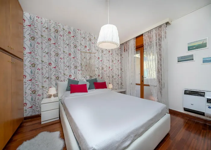 Guesthost - Lovely In